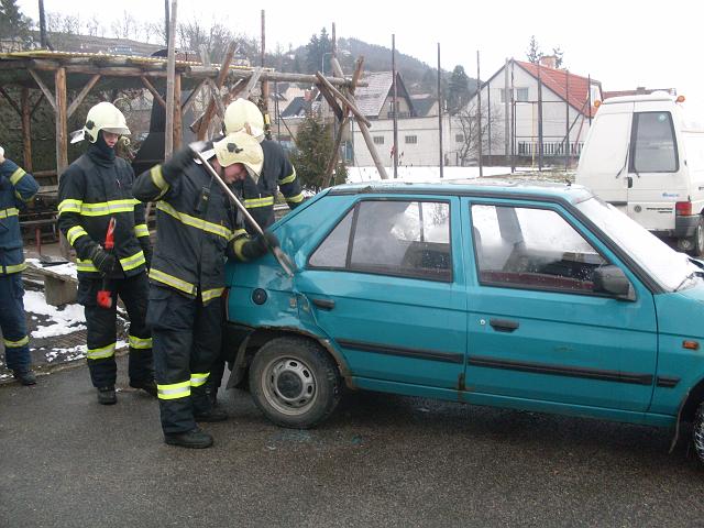 foto 031.jpg - Vcvik ve vyproovn z havarovanho vozidla